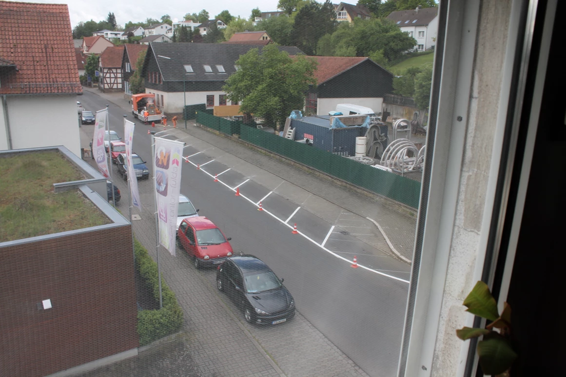 Monteurzimmer: Aussicht zur Straße von dem Wohnzimmer - weitere Parkplätze am Straßenrand verfügbar - Ferienwohnung-Fulda
