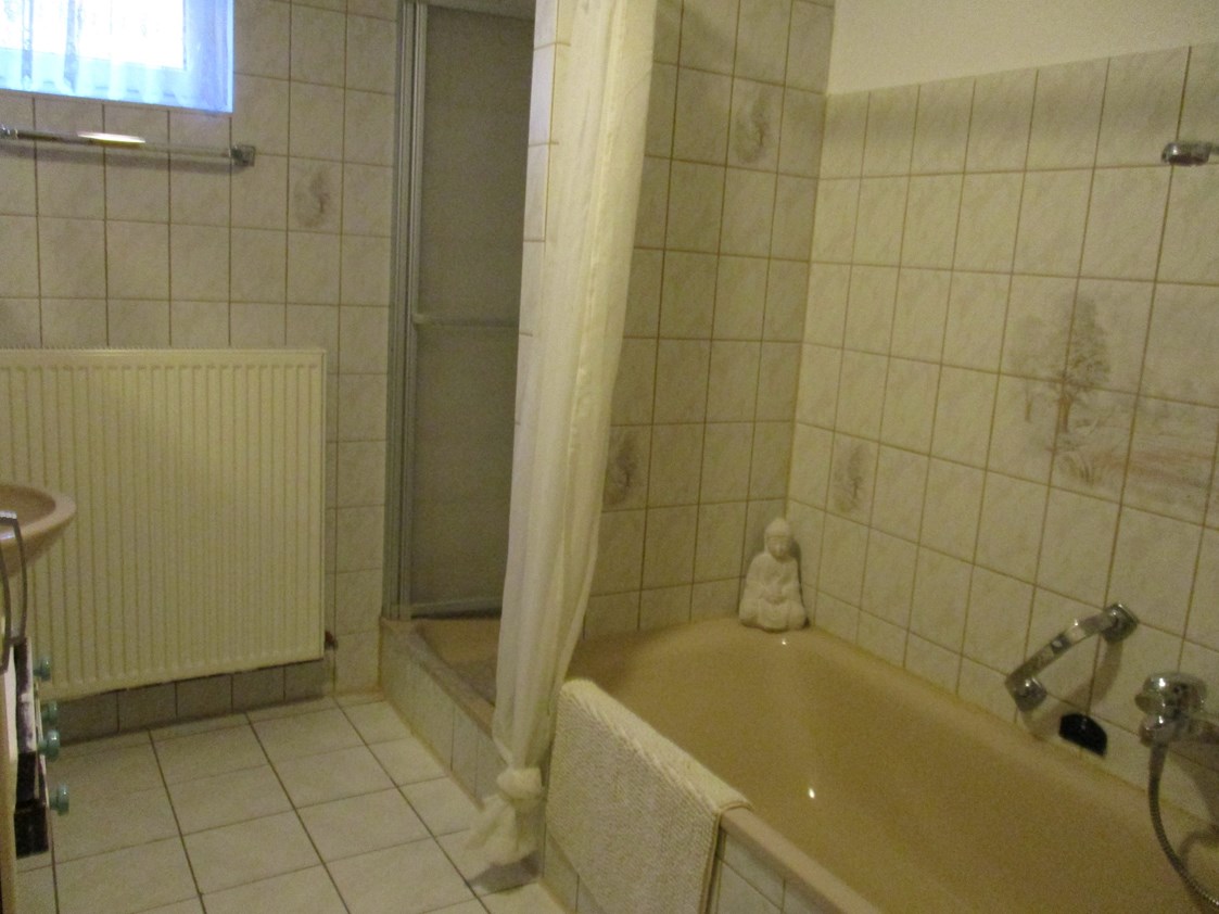 Monteurzimmer: Badezimmer der Monteurwohnung Hunsrück - Haus Bischoff