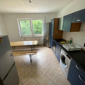 Monteurzimmer: Küche mit Essbereich - ZIMMER AUF ZEIT 