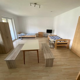 Monteurzimmer: Wohnraum mit Einzelbetten und TV - ZIMMER AUF ZEIT 