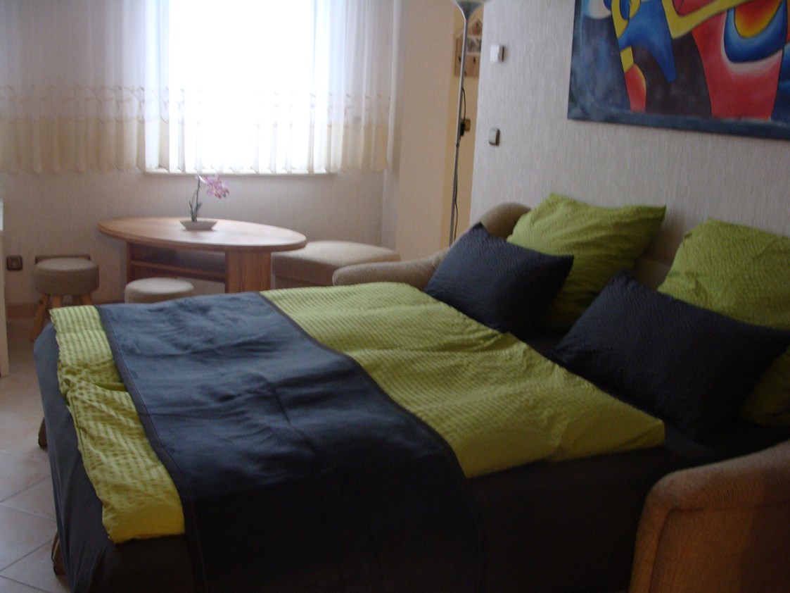 Monteurzimmer: Sofa mit Bettfunktion für 2 Personen - fewo-monteur