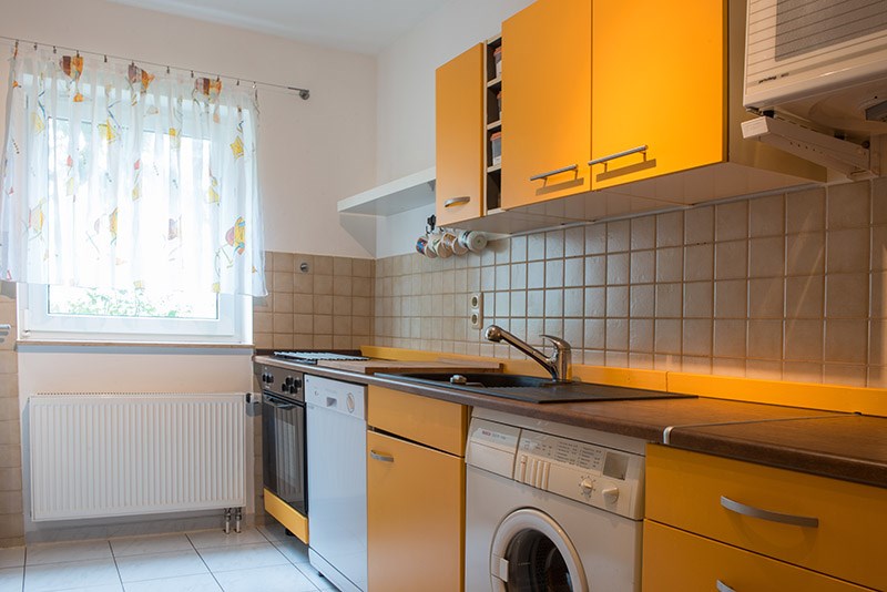 Monteurzimmer: Küche in Wohnung 2 mit Ceranfeld und Backofen, Spülmaschine, Waschmaschine, Mikrowelle - Aktiv-Ferien-Dresden
