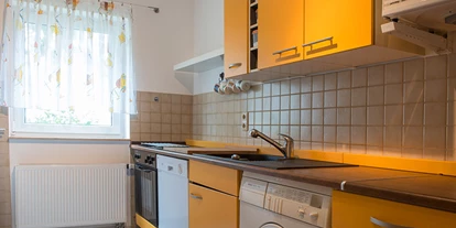 Monteurwohnung - Balkon - Deutschland - Küche in Wohnung 2 mit Ceranfeld und Backofen, Spülmaschine, Waschmaschine, Mikrowelle - Aktiv-Ferien-Dresden