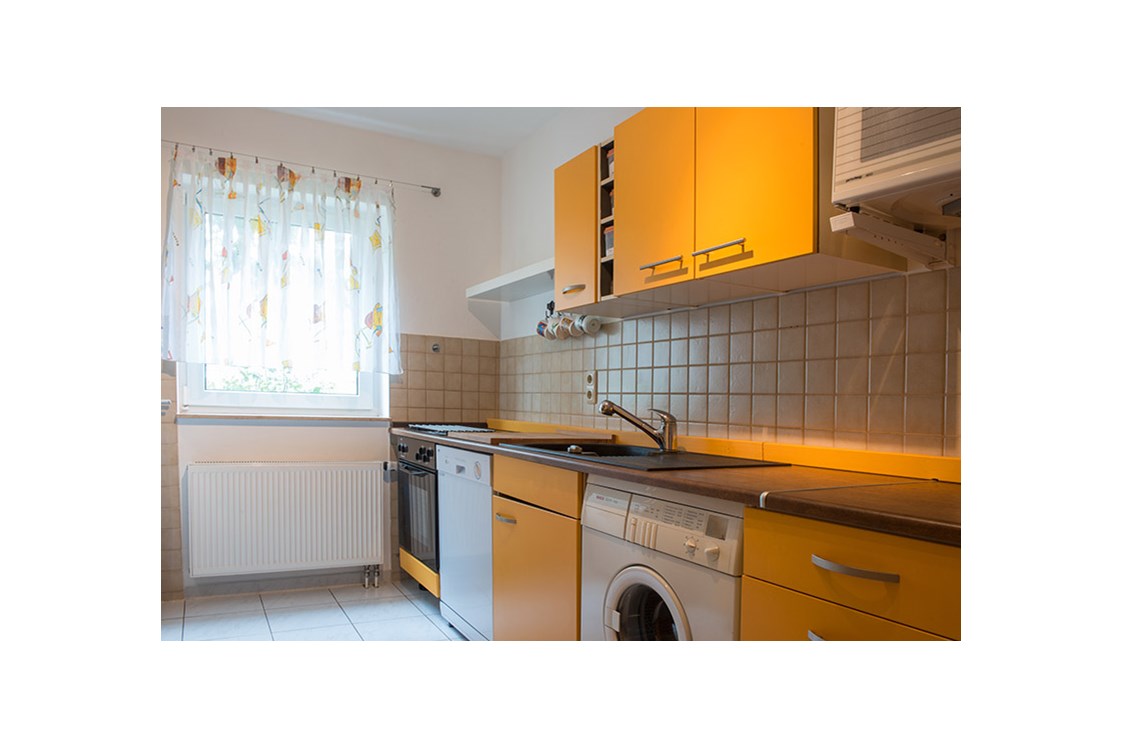Monteurzimmer: Küche in Wohnung 2 mit Ceranfeld und Backofen, Spülmaschine, Waschmaschine, Mikrowelle - Aktiv-Ferien-Dresden