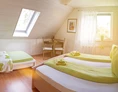 Monteurzimmer: Schlafzimmer Wohnung 2 mit Doppelbett und Einzelbett - Aktiv-Ferien-Dresden