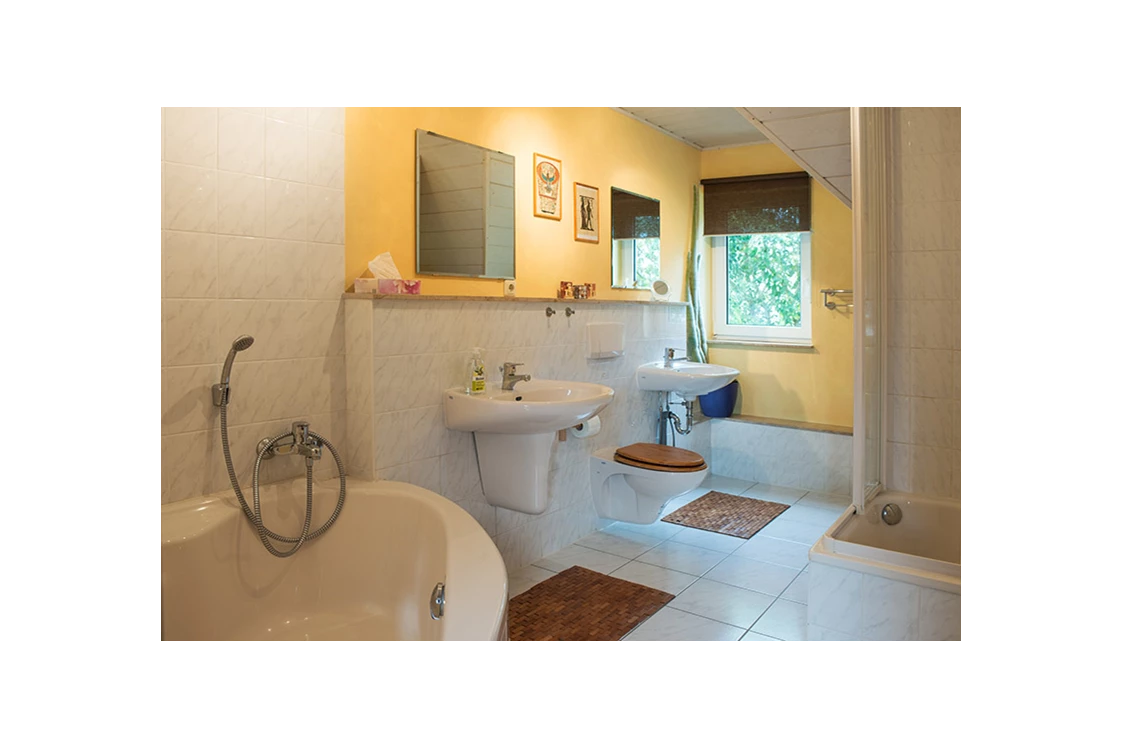 Monteurzimmer: Bad mit Wanne und Dusche und 2 Waschtischen in Wohnung 2 - Aktiv-Ferien-Dresden