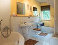 Monteurzimmer: Bad mit Wanne und Dusche und 2 Waschtischen in Wohnung 2 - Aktiv-Ferien-Dresden