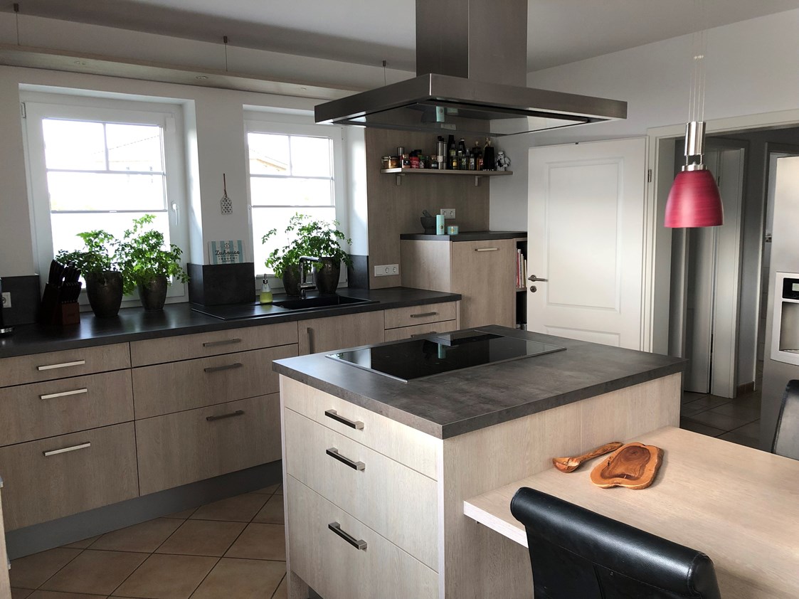 Monteurzimmer: Große Küche mit Essplatz - Gemütliches Zimmer mit Küche, Bad und Terrasse