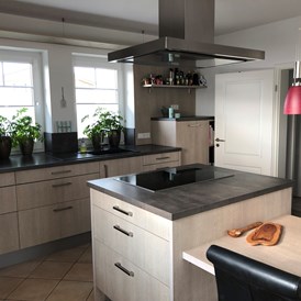 Monteurzimmer: Große Küche mit Essplatz - Gemütliches Zimmer mit Küche, Bad und Terrasse