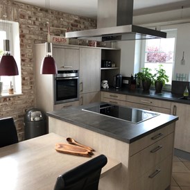 Monteurzimmer: Komplett ausgestattete Küche - Gemütliches Zimmer mit Küche, Bad und Terrasse