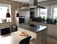 Monteurzimmer: Komplett ausgestattete Küche - Gemütliches Zimmer mit Küche, Bad und Terrasse