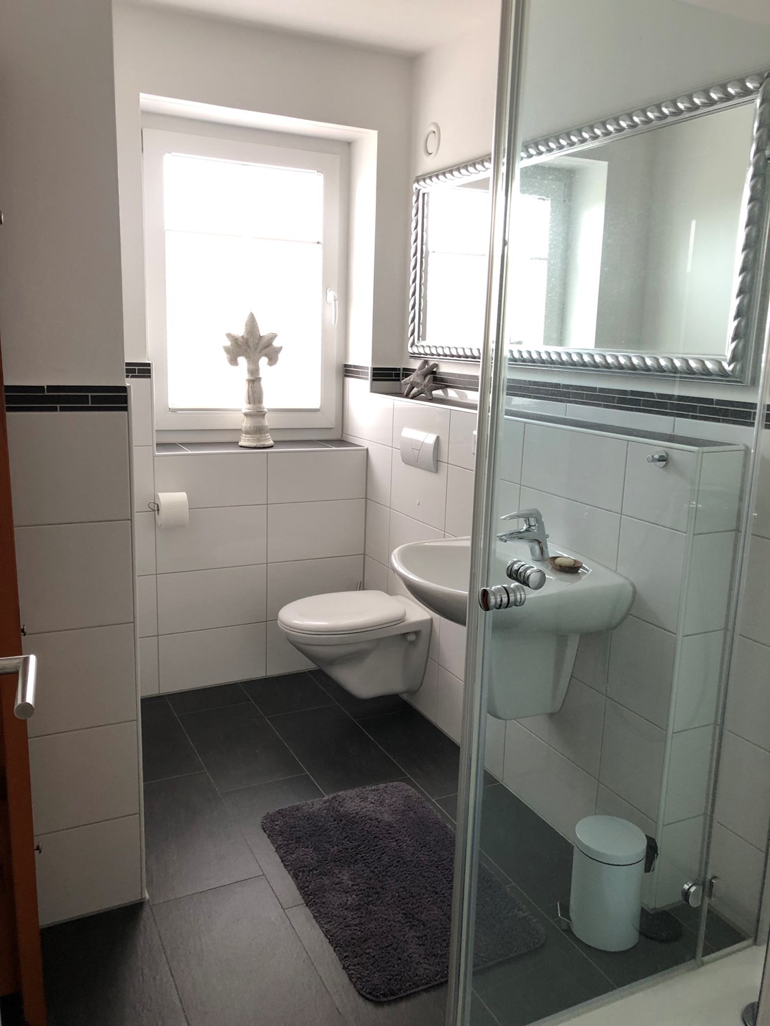 Monteurzimmer: Modernes Badezimmer - Gemütliches Zimmer mit Küche, Bad und Terrasse