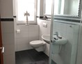 Monteurzimmer: Modernes Badezimmer - Gemütliches Zimmer mit Küche, Bad und Terrasse