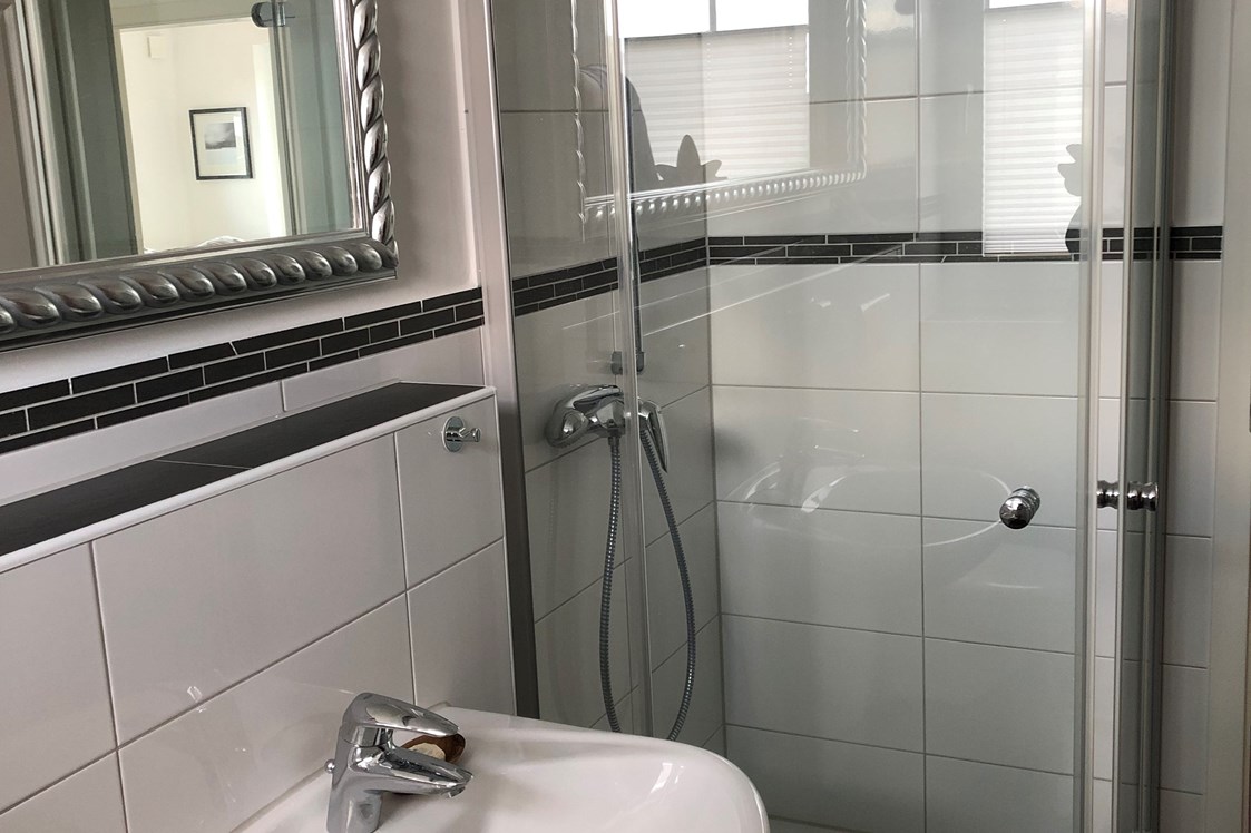 Monteurzimmer: Bad mit Dusche und WC - Gemütliches Zimmer mit Küche, Bad und Terrasse