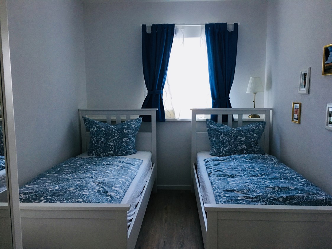Monteurzimmer: Schlafzimmer mit zwei Einzelbetten - Juhlsgaard - FeWo Speeldeel