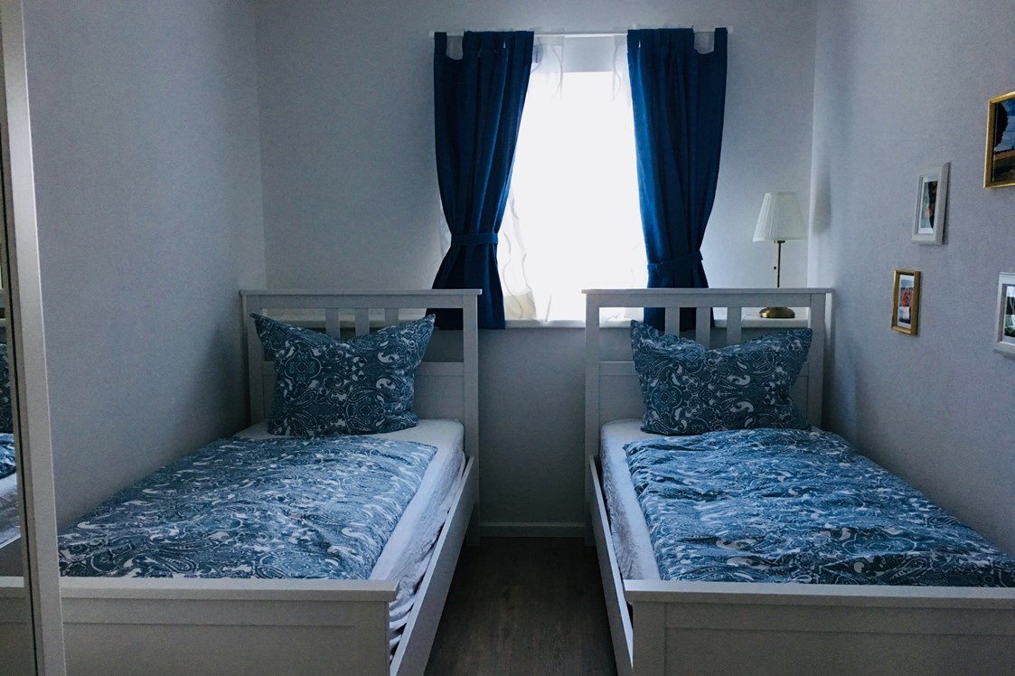 Monteurzimmer: Schlafzimmer mit zwei Einzelbetten - Juhlsgaard - FeWo Speeldeel