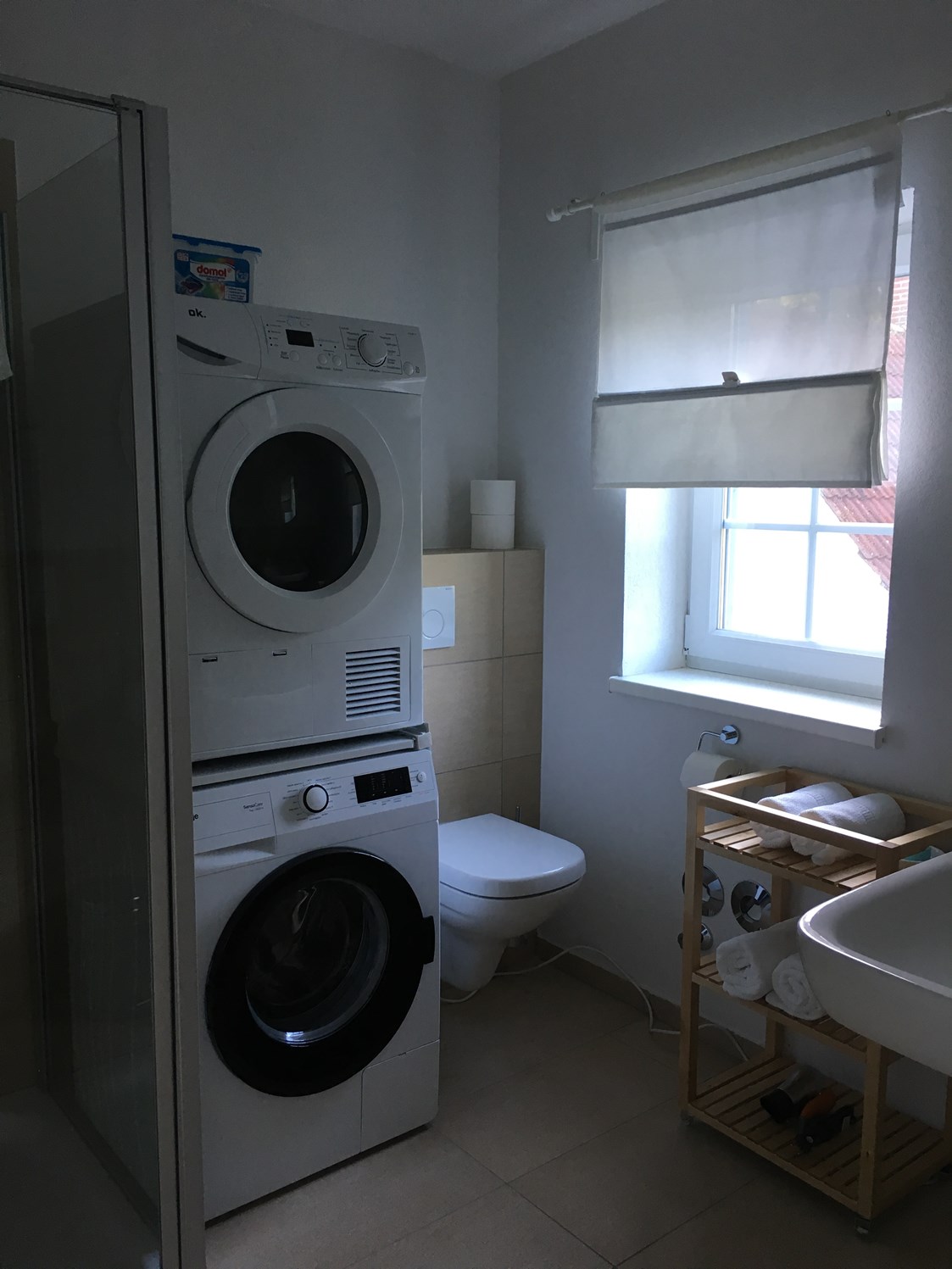 Monteurzimmer: Duschbad mit Waschmaschine und Trockner - Juhlsgaard - FeWo Speeldeel