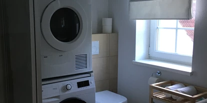 Monteurwohnung - Kaffeemaschine - Schleswig-Holstein - Duschbad mit Waschmaschine und Trockner - Juhlsgaard - FeWo Speeldeel