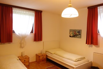 Monteurzimmer: Schlafzimmer mit zwei Einzelbetten - Appartements Kubisko