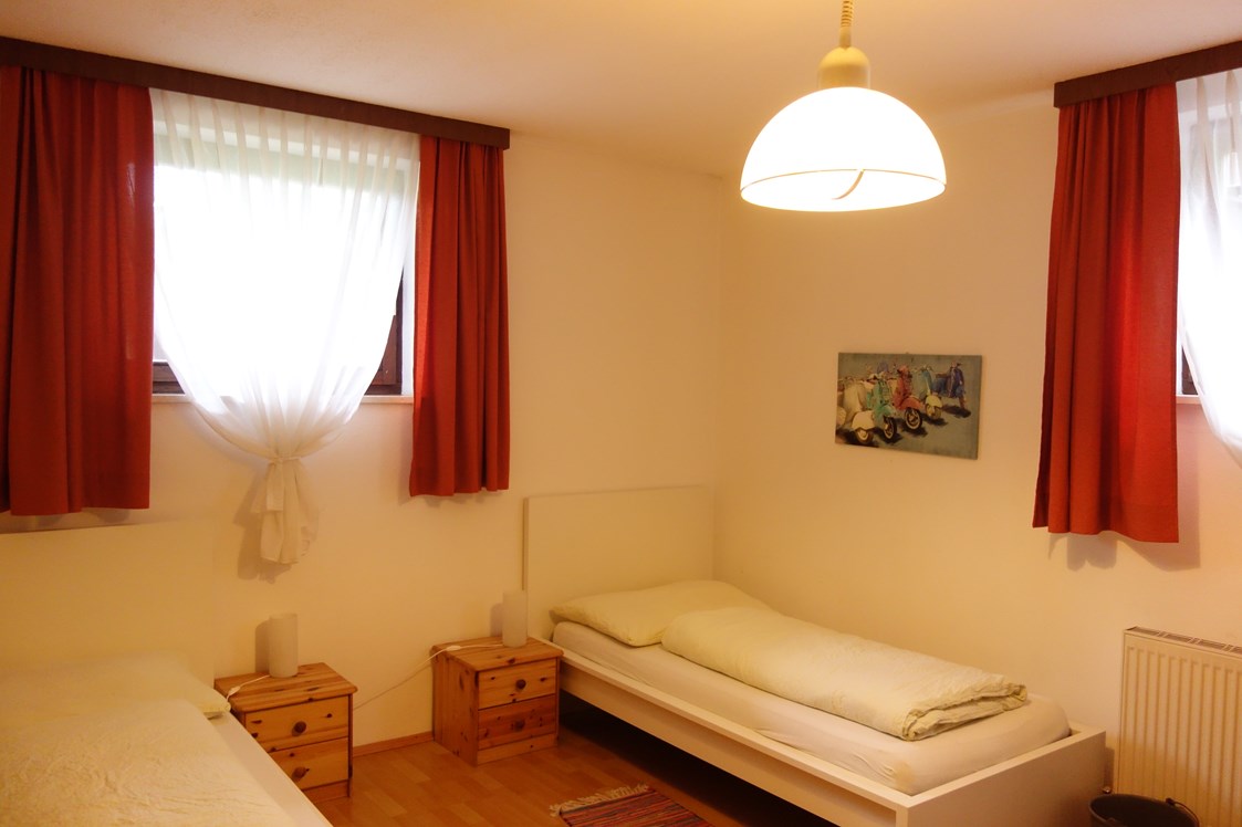 Monteurzimmer: Schlafzimmer mit zwei Einzelbetten - Appartements Kubisko