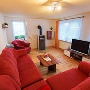Monteurzimmer: Wohnzimmer mit Kamin, Fernseher und DVD - Haflingerhof Baumgarten