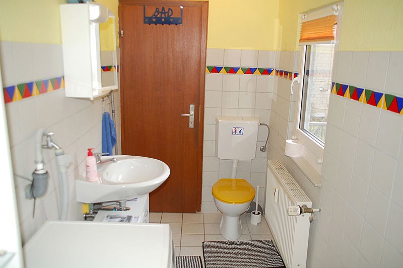 Monteurwohnung: Badezimmer mit Waschmaschine - Monteurwohnung Tiefenbach