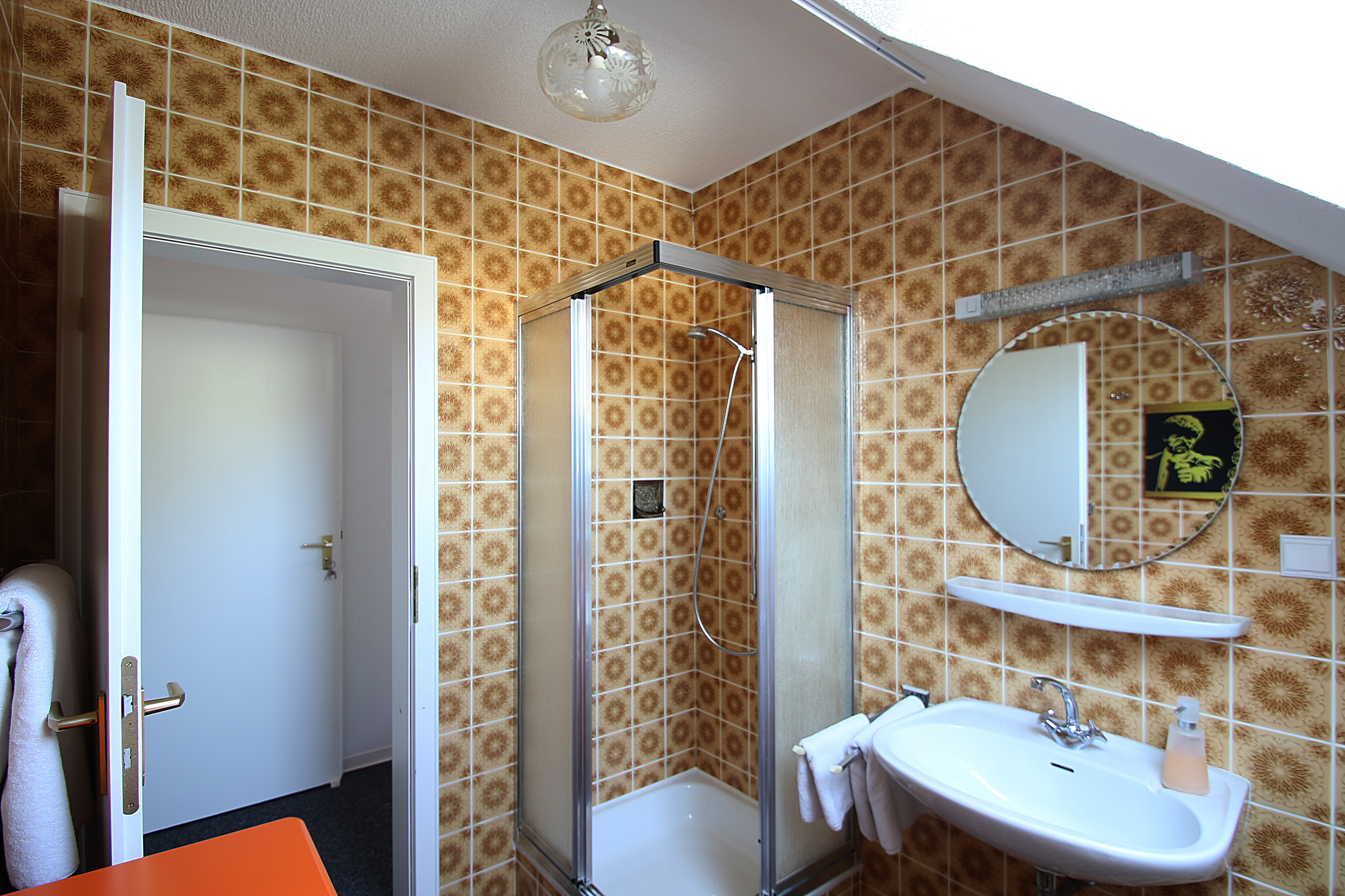 Monteurwohnung - Parkplatz: eigener Parkplatz vorhanden - Weserbergland, Harz ... - Bad für Einzel/Doppelzimmer - Gästehaus am Park