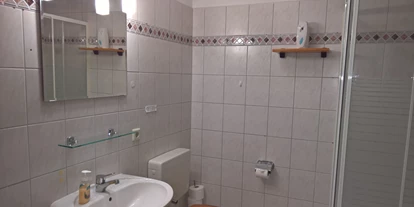 Monteurwohnung - Kaffeemaschine - Schleswig-Holstein - Bad der Monteurunterkunft - Monteurzimmer Elmenhorst  ab 5 Pers. 14€