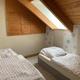 Monteurzimmer: Schlafzimmer mit Einzelbetten - Monteur Wohnung 2 Schlafplätze 