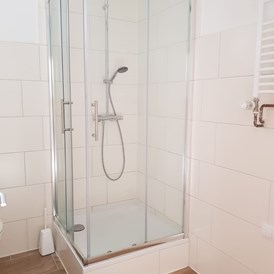 Monteurzimmer: Badezimmer mit Dusche in der Monteurunterkunft in Delligsen. - Monteurzimmer Delligsen