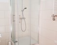Monteurzimmer: Badezimmer mit Dusche in der Monteurunterkunft in Delligsen. - Monteurzimmer Delligsen