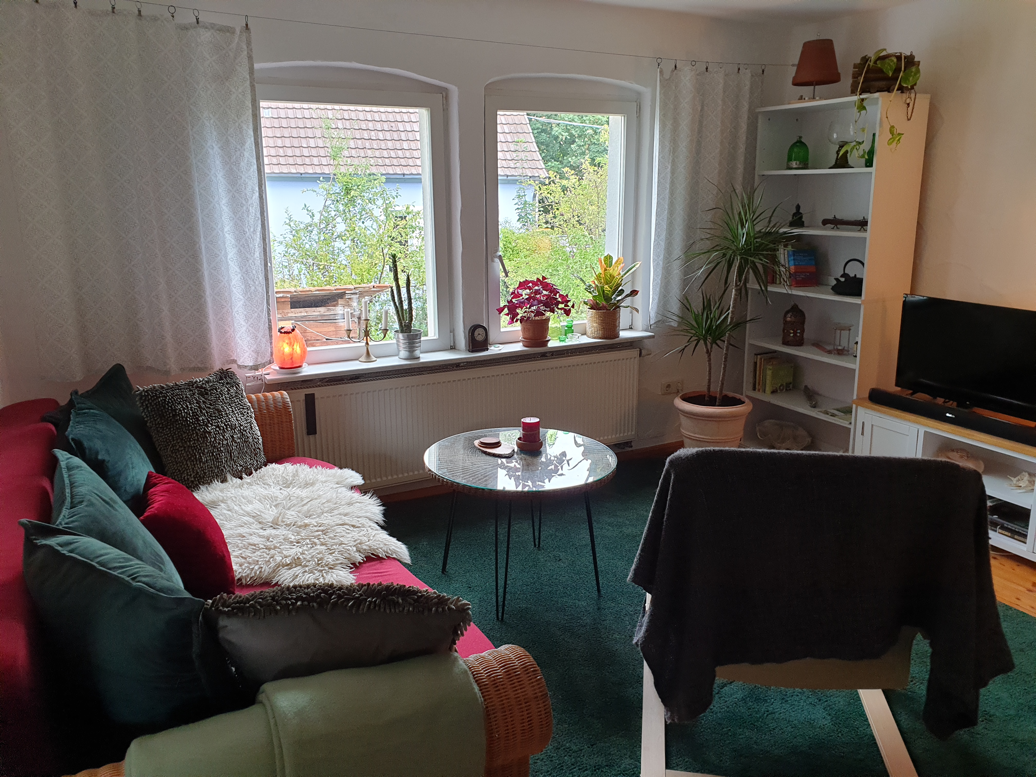 Monteurwohnung - Bettwäsche: Bettwäsche inklusive - Bayern - Wohnzimmer mit Ausziehcouch - Unser Obervolkacher Ferienhaus - die Ferienwohnung