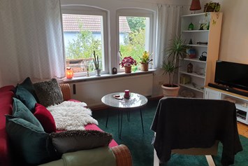 Monteurzimmer: Wohnzimmer mit Ausziehcouch - Unser Obervolkacher Ferienhaus - die Ferienwohnung