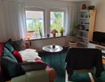 Monteurzimmer: Wohnzimmer mit Ausziehcouch - Unser Obervolkacher Ferienhaus - die Ferienwohnung