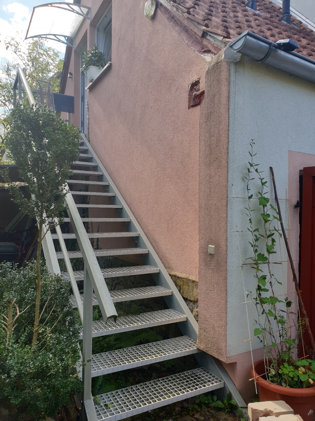 Monteurzimmer: Aussentreppe zum Eingang der Wohnung - Unser Obervolkacher Ferienhaus - die Ferienwohnung