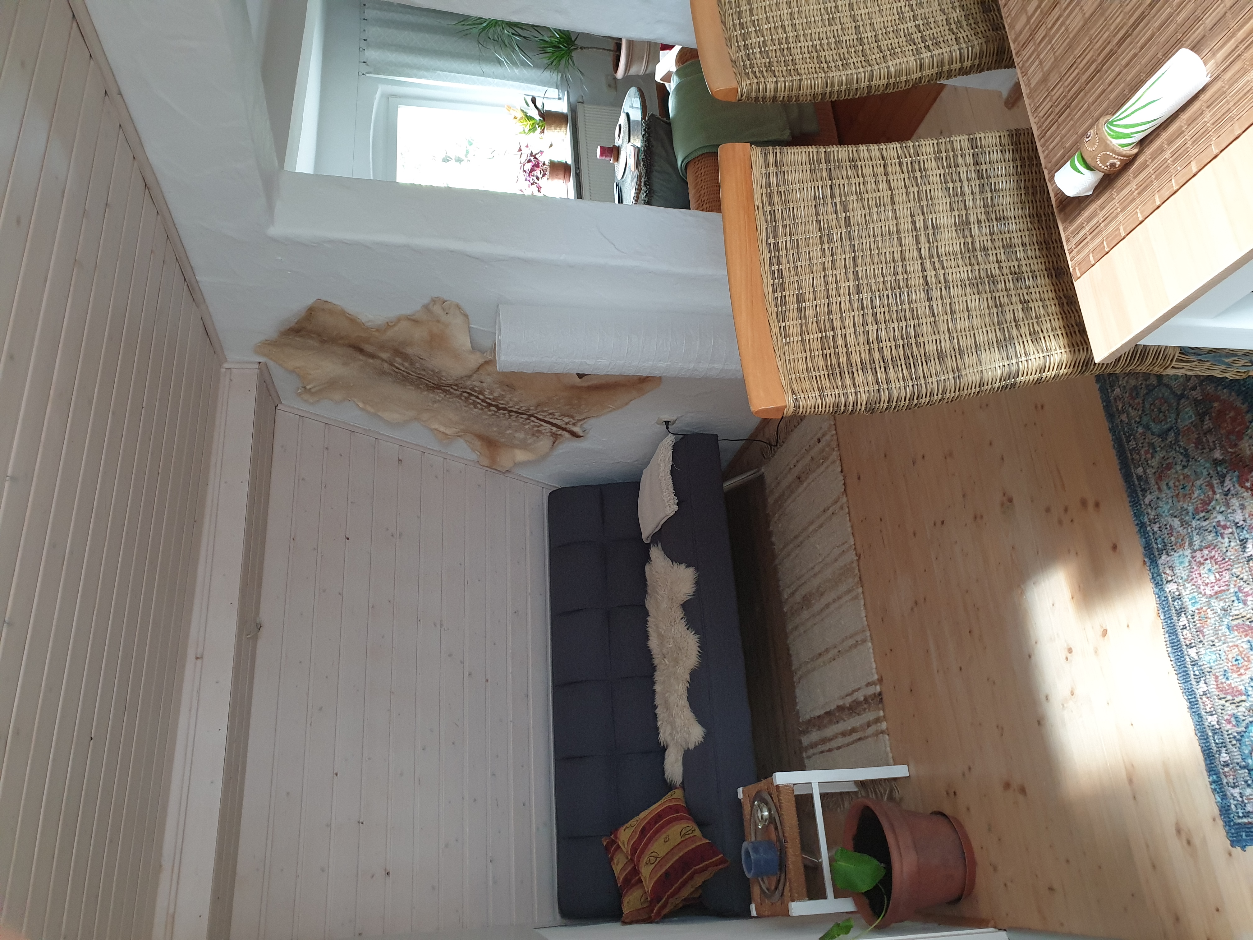 Monteurzimmer: Essbereich mit Klappsofa - Unser Obervolkacher Ferienhaus - die Ferienwohnung