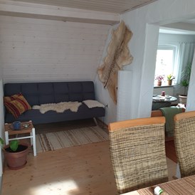 Monteurzimmer: Essbereich mit Klappsofa - Unser Obervolkacher Ferienhaus - die Ferienwohnung