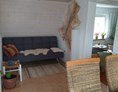 Monteurzimmer: Essbereich mit Klappsofa - Unser Obervolkacher Ferienhaus - die Ferienwohnung