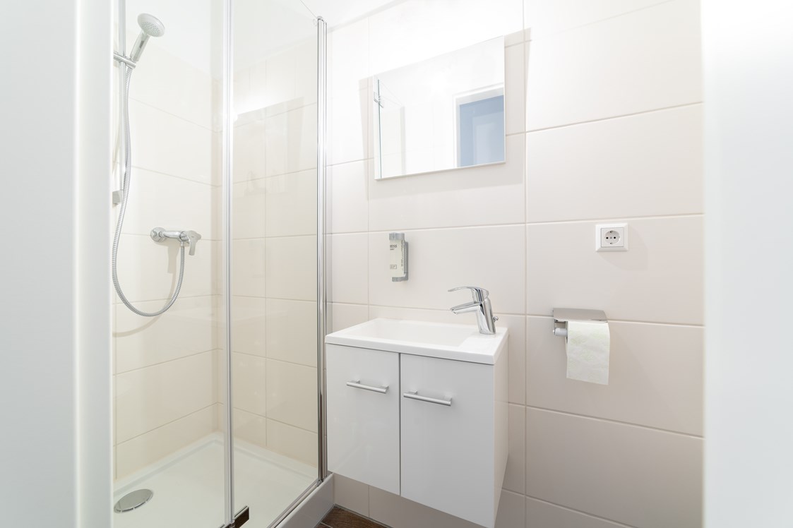 Monteurzimmer: eigenes Bad mit Dusche - Monteurzimmer Berlin Pankow - Nur 10 min. von der A10 - 3 Zimmer/ 7 Betten