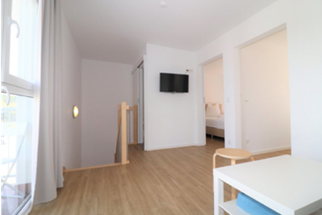 Monteurzimmer: Wohnbereich im 1.OG mit Zugang zu 2 weiteren Schlafzimmern - DONAU HOME - Münsingen