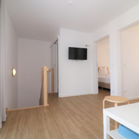 Monteurzimmer: Wohnbereich im 1.OG mit Zugang zu 2 weiteren Schlafzimmern - DONAU HOME - Münsingen