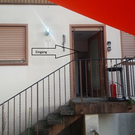 Monteurzimmer: Seperater Eingang zur Wohnung - MESSE-, FERIEN- UND MONTEURWOHNUNG IN EPPSTEIN