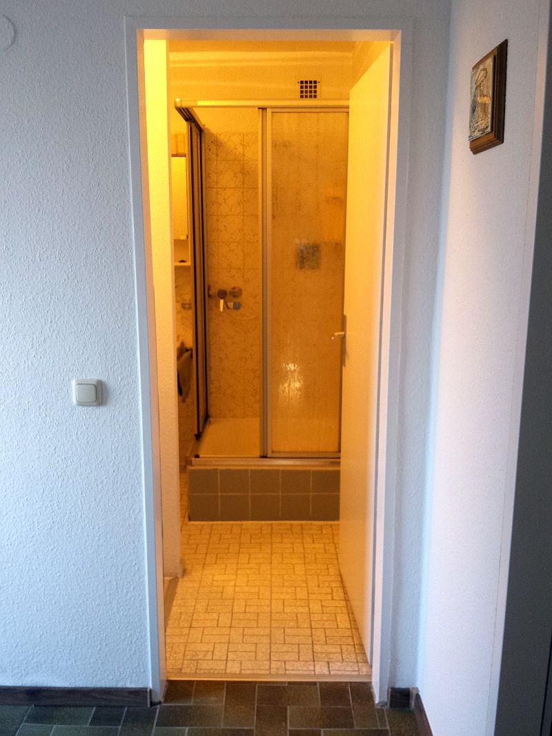 Monteurzimmer: Bad mit Dusche und WC - MESSE-, FERIEN- UND MONTEURWOHNUNG IN EPPSTEIN