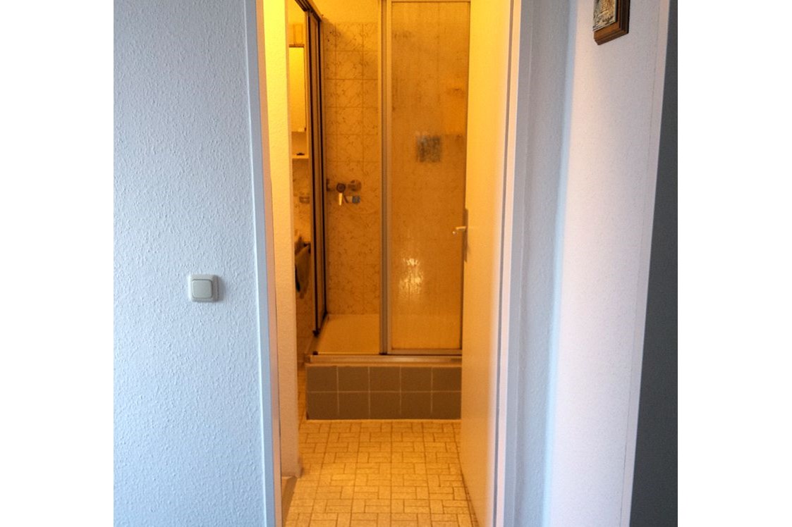 Monteurzimmer: Bad mit Dusche und WC - MESSE-, FERIEN- UND MONTEURWOHNUNG IN EPPSTEIN
