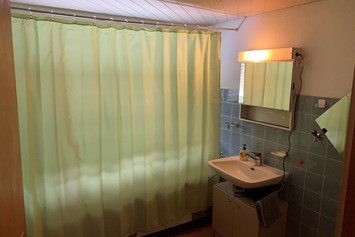 Monteurzimmer: Bad - Zimmer mit Gemeinschaftsbad und Küche