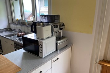 Monteurzimmer: Küche mit Kaffeemaschine und Mikrowelle - Zimmer mit Gemeinschaftsbad und Küche