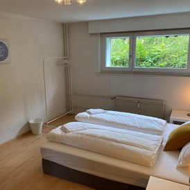 Monteurzimmer: Monteurzimmer mit Bettwäsche - Zimmer mit Gemeinschaftsbad und Küche