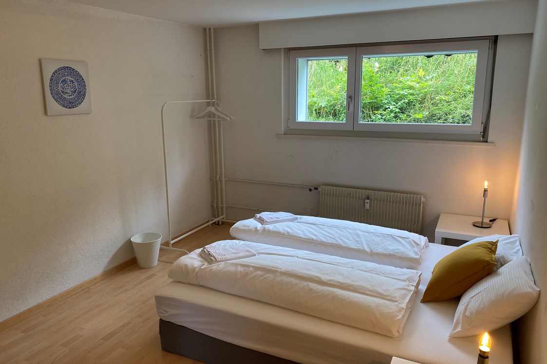Monteurzimmer: Monteurzimmer mit Bettwäsche - Zimmer mit Gemeinschaftsbad und Küche