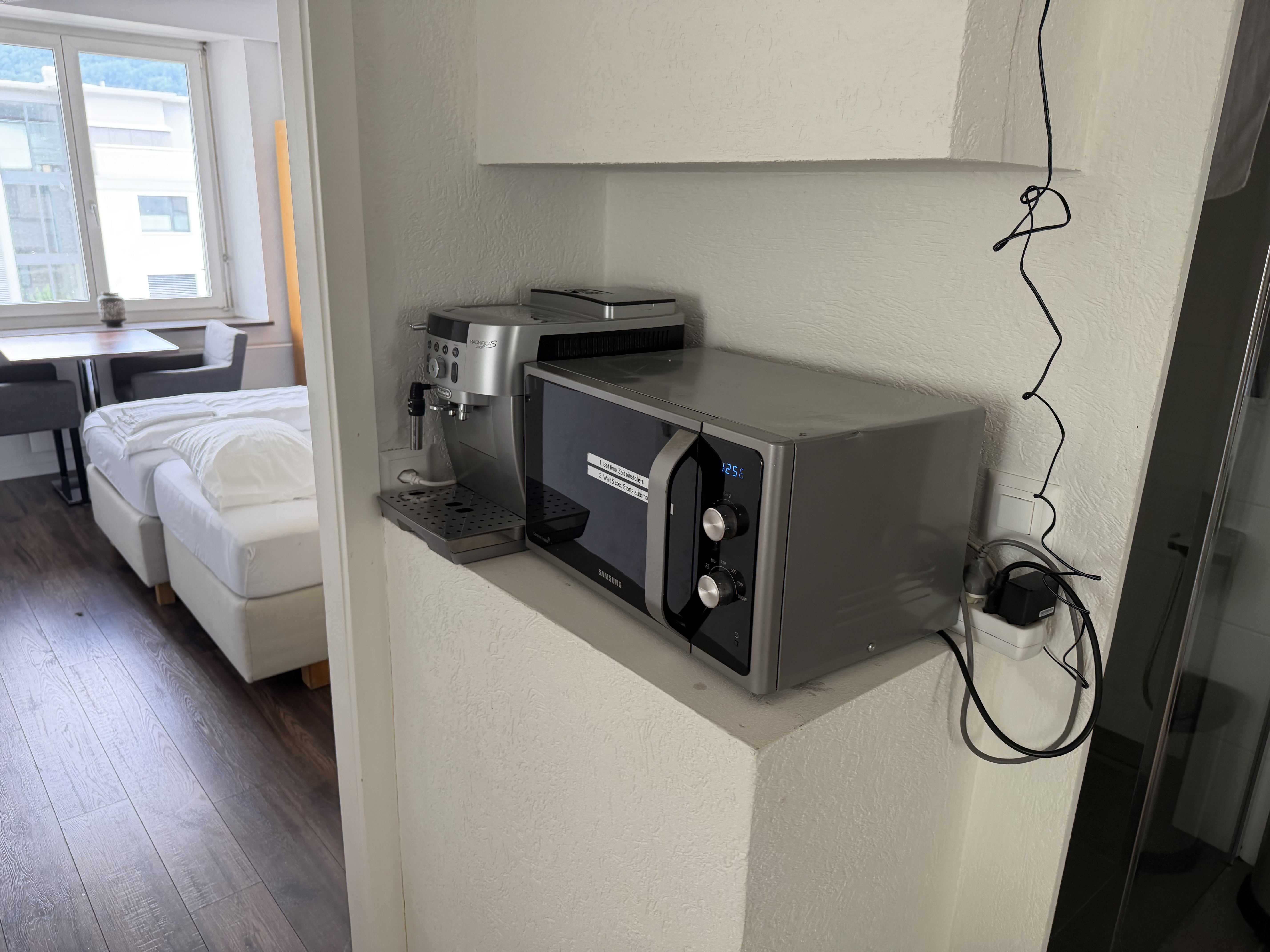 Monteurwohnung - Küche: Küchenmitbenutzung - Zimmer mit Gemeinschaftsbad und Küche und Apartments