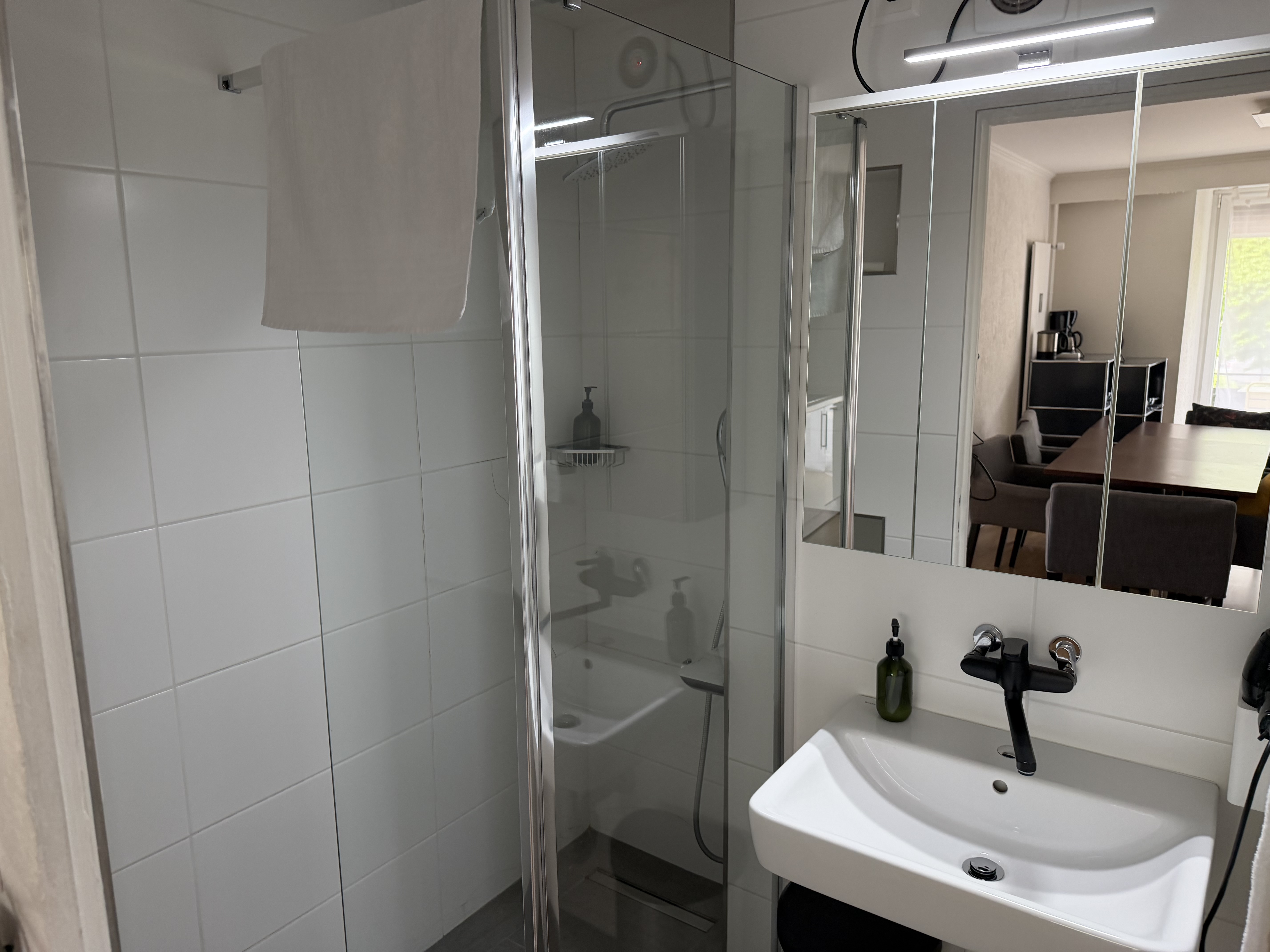 Monteurzimmer: Zimmer mit Gemeinschaftsbad und Küche und Apartments